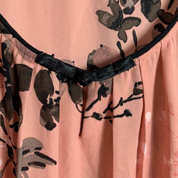 Le Chateau light pink floral sleeveless blouse - Picture 3 of 5